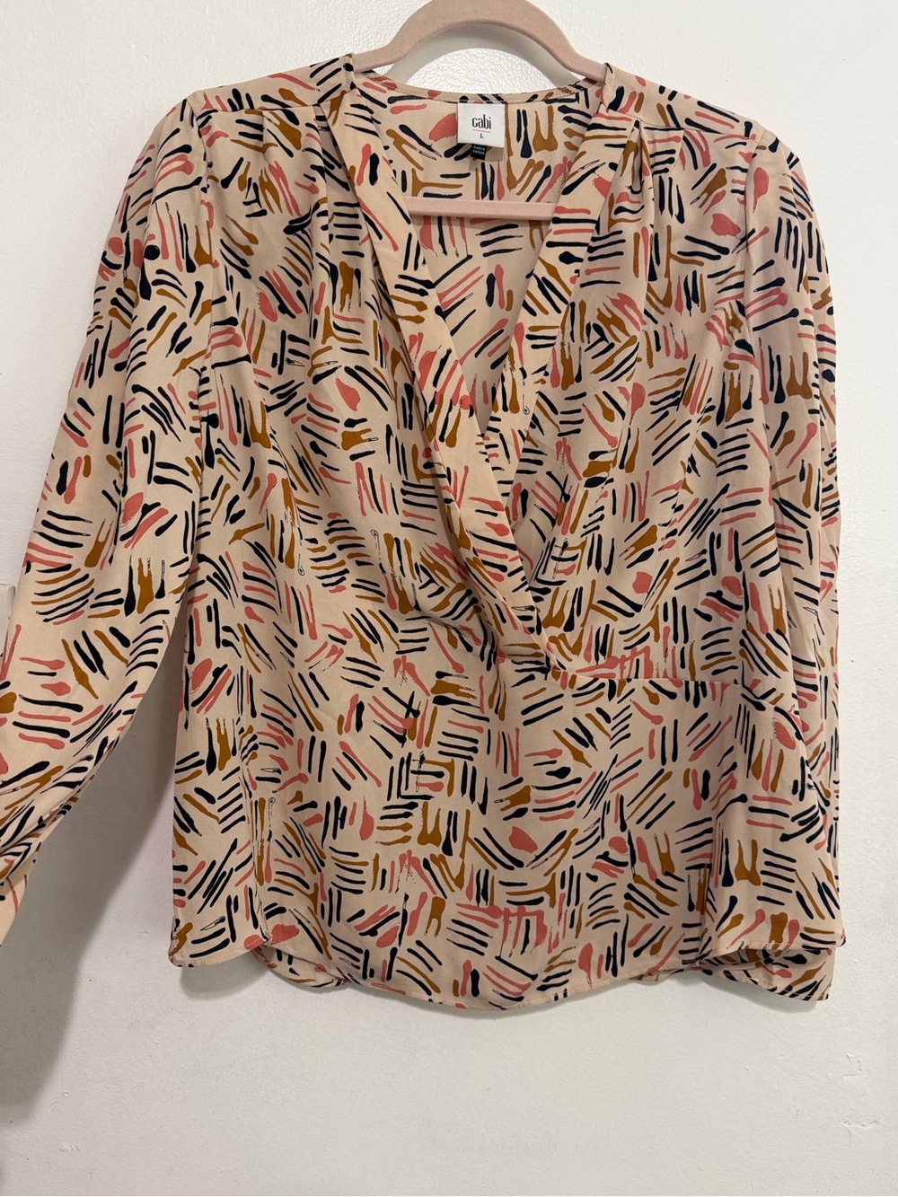 Cabi Womens Size L Cream Abstract
Print Long Sleeve V Neck Blouse